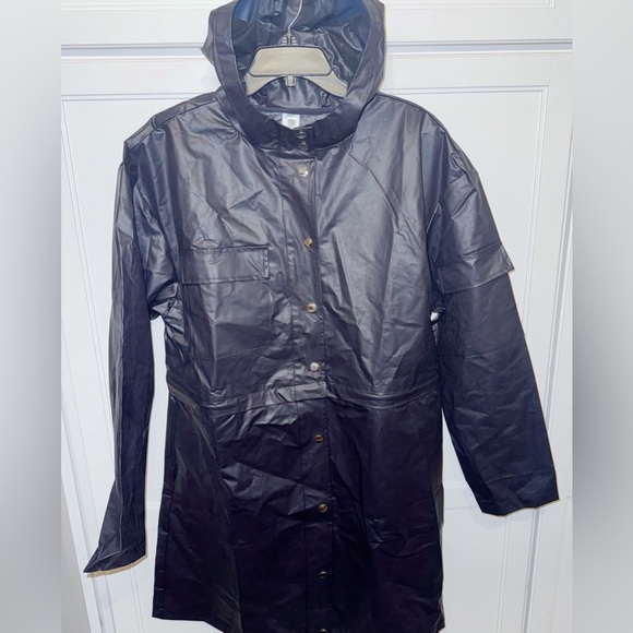 New! Fabletics Kenna Convertible Rain Jacket
Color: Deep Navy Travel Long/Short - Picture 2 of 16